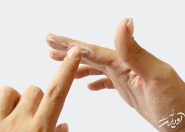 از بین بردن چسب قطره ای از روی پوست پاک کردن چسب قطره ای